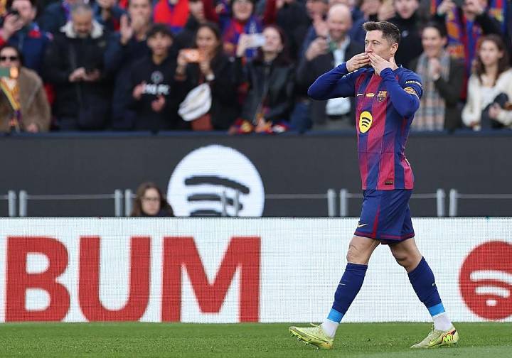 Lewandowski marca el primer gol del nuevo Camp Nou