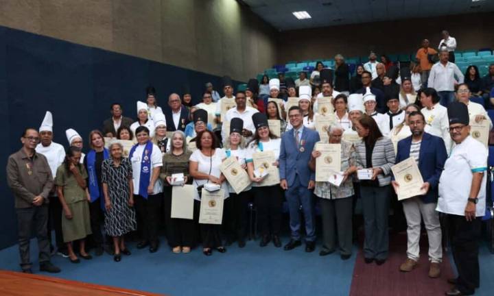 Alcalde León Jurado recibe orden “Luis Caballero Mejías” por su aporte cultural y gastronómico