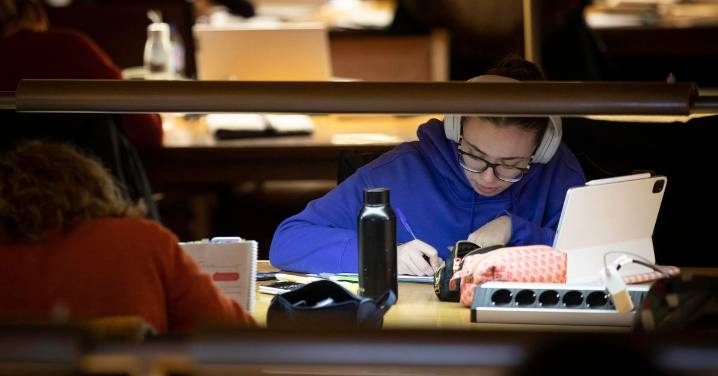 Más de 24.000 estudiantes de la Universidad de Granada se benefician de la bonificación en la matrícula de la Junta