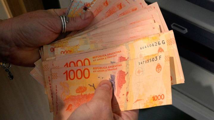 Dejó el auto estacionado en la calle, dos días después se dio cuenta de que le robaron una millonaria suma de dinero