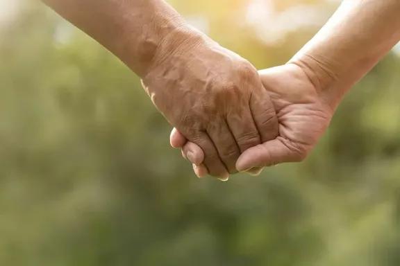 Los abuelos paternos ayudan a su nieta, pero el padre sin trabajo formal también deberá cubrir los gastos