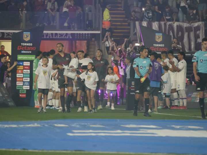 Tigre cumplió con el ritual del pasillo para Lanús, el campeón de la Copa Sudamericana, pese a que no estaba contemplado en el protocolo del PDFgate