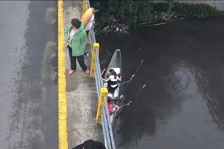 Menores en kayak fueron arrastrados por la correntada y quedaron atrapados debajo de un puente
