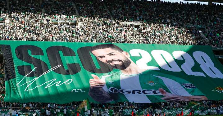 Isco regresa tras lesionarse en La Rosaleda y renueva con el Betis hasta 2028