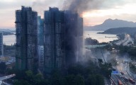 Suman 83 muertos por incendio en complejo de rascacielos en Hong Kong