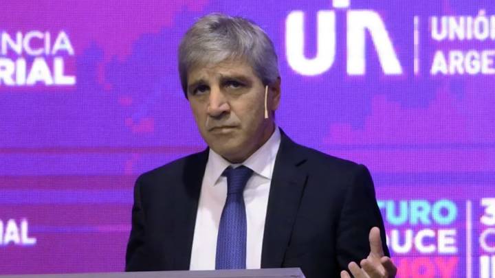 Luis Caputo, en la UIA: "Es difícil flotar si la alternativa es el comunismo"