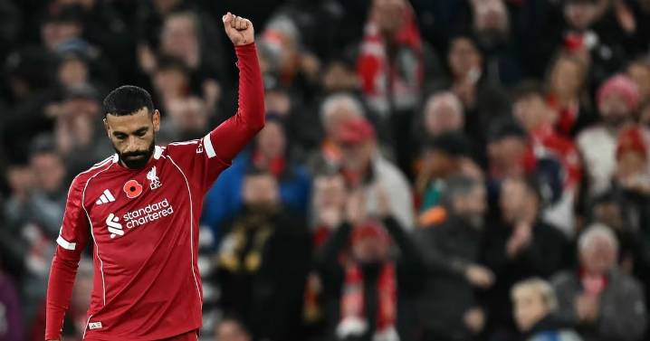 Gracias a un regalo del Dibu Martínez: Liverpool festeja un triunfo ante Aston Villa que le permite escapar de la crisis