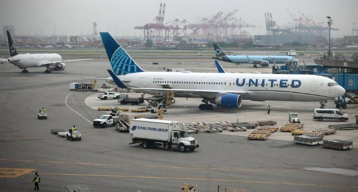 EE.UU. anuncia cancelación de vuelos a partir del viernes por cierre gubernamental