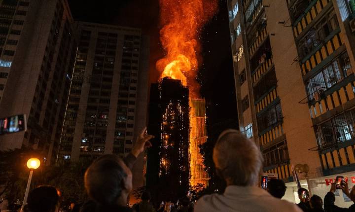 FOTOS: Intensas llamas consumen edificios residenciales en Hong Kong