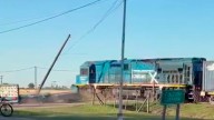 Un tren arrolló a un camión en Santa Fe y el chofer se salvó de milagro