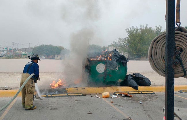 Incendian contenedor de PASA en plaza comercial con exceso de basura