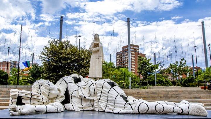 Dos cuerpos, una herida: así se rinde homenaje en Medellín a víctimas del Palacio de Justicia