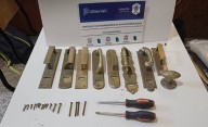 Detuvieron a un hombre por robar manijas de bronce de varios domicilios