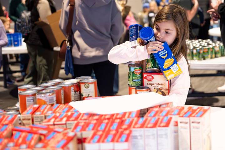 VolunTOTS kids lead the way in Thanksgiving meal packing