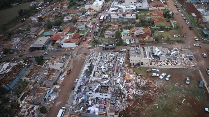Tornado devastador en el sur de Brasil: 6 muertos y más de 10 mil personas sin hogar