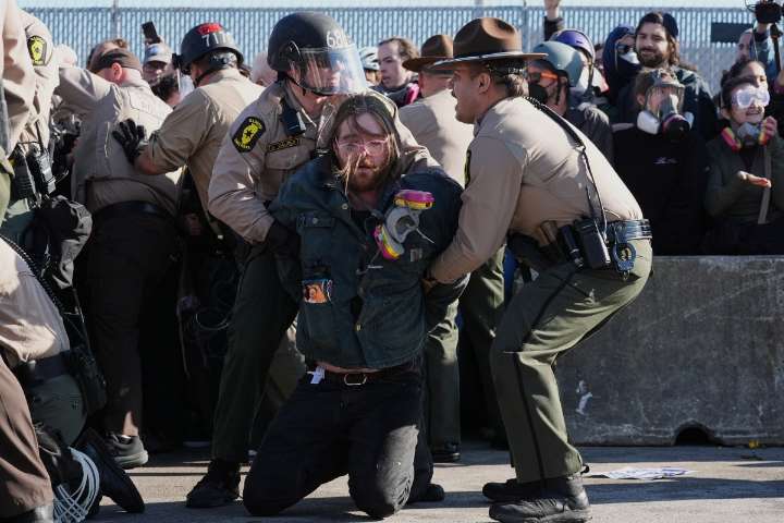 Detienen a manifestantes que enfrentaron a policías ante centro de detención de ICE en Chicago