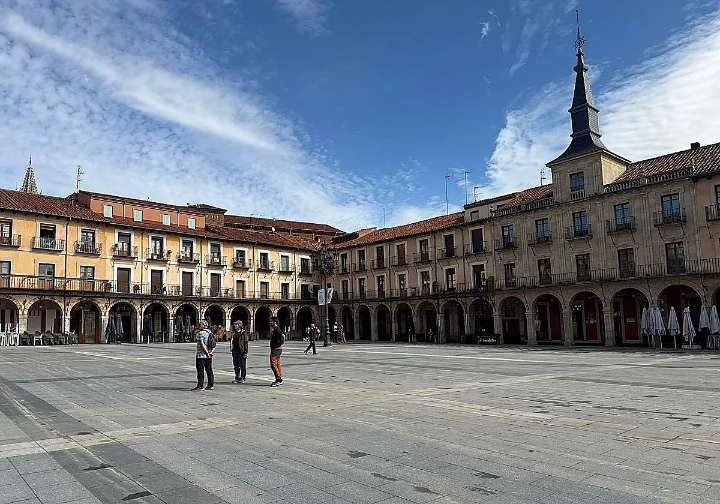 Licitan las obras de las fachadas, soportales y balconadas de la plaza Mayor de León