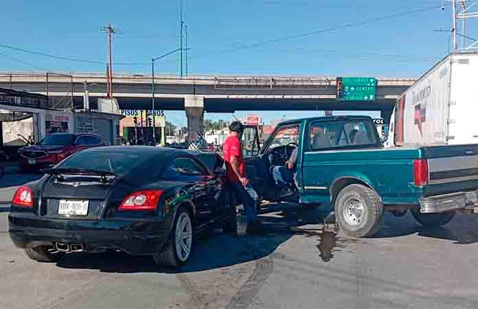 Chocan auto y camioneta en avenida Gálvez