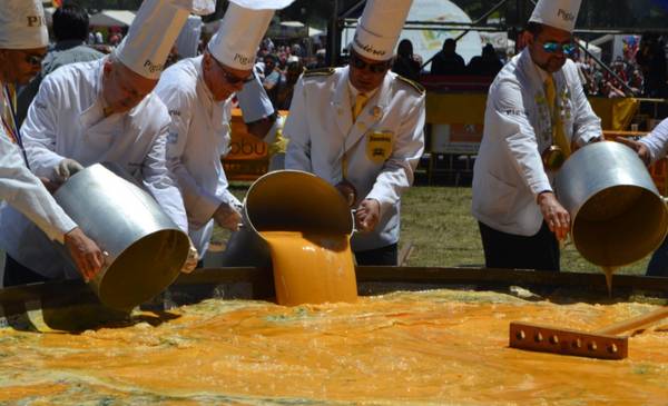 Así será la Omelette Gigante 2025: 20 mil huevos y el cierre con Amar Azul