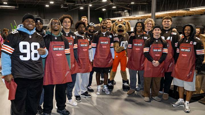 Browns, Sugardale and Greater Cleveland Food Bank host Thanksgiving meal distribution event