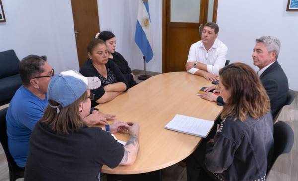 El Intendente se reunió con la Comisión de Artesanos de Playa para coordinar el inicio de la temporada de verano