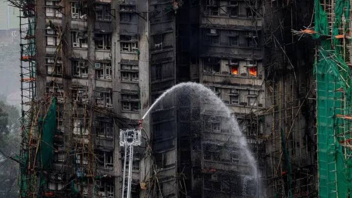 Tragedia en Hong Kong: aumentan a 55 los muertos y 279 desaparecidos en el peor incendio en 30 años
