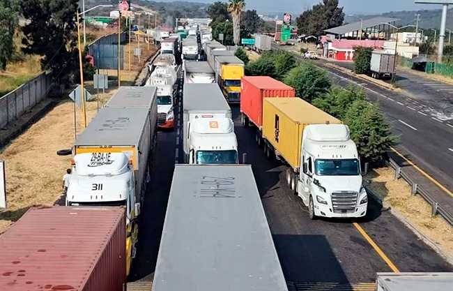 Suman más de 34 horas cierres carreteros