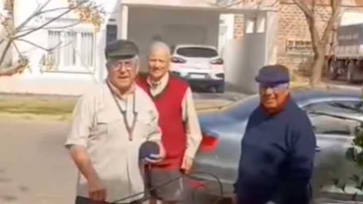 Emotivo: un grupo de adultos mayores recreó cómo jugaban en su infancia