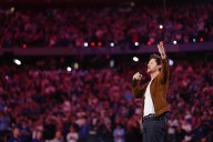 'Could cry': Blue Jays fans, celebrities rejoice after 'Schitt's Creek' star Noah Reid sings Canadian national anthem at World Series Game 7
