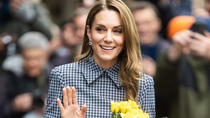 Kate Middleton causó sensación con vestido de estampado pata de gallo y diamantes