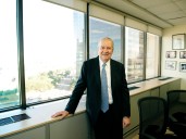 A horas del juicio, uno de los poderosos empresarios acusados en el caso Cuadernos logró que no lo acusen