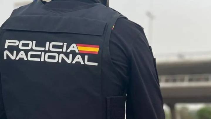 Detienen en Granada a la madre y la hermanastra de una menor acusadas de prostituirla por Internet