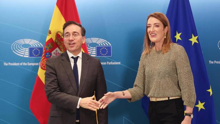 Albares vuelve a abordar con Metsola el catalán en la Eurocámara en plena crisis con Junts