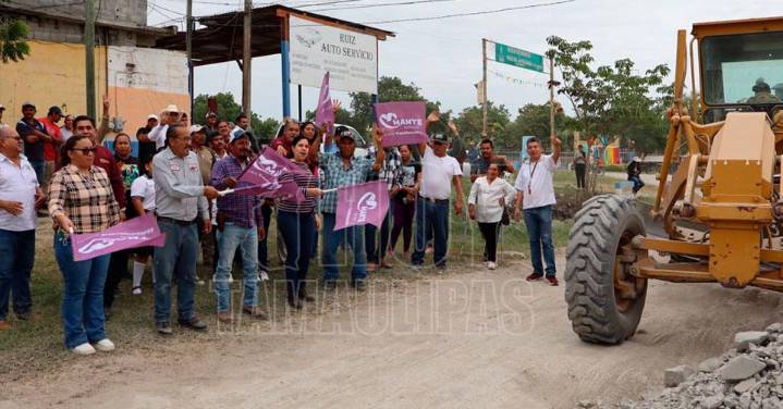 Apoya Patty Chío arreglo de calles en la Nueva Apolonia
