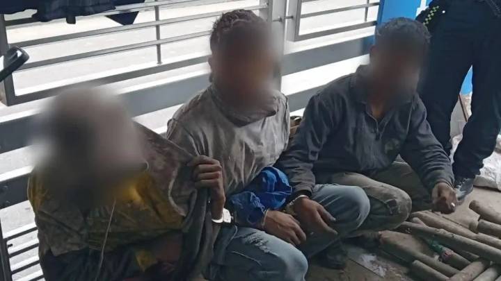 Sorprenden a hombres escabulléndose debajo de una estación de Transmilenio para robar