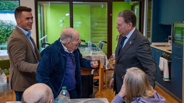 Canteli participa en el aniversario de una residencia de mayores de la zona rural de Oviedo