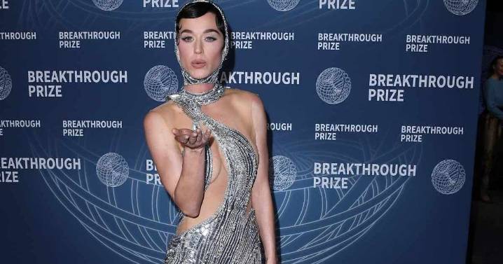 Katy Perry’s Strapless Minidress Bedazzles Into the Spotlight