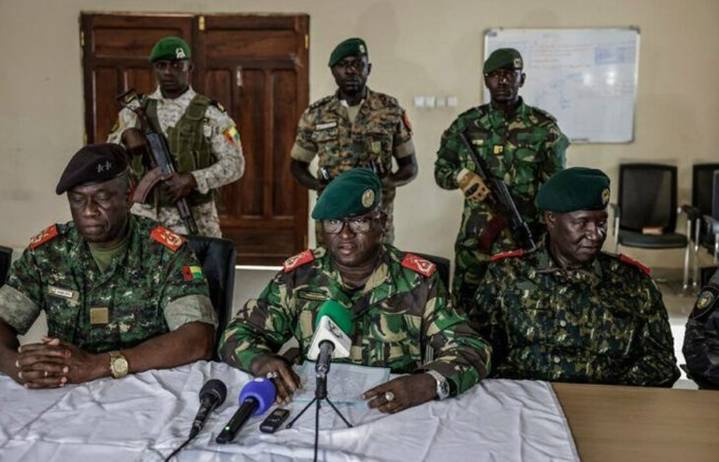 Un grupo de militares anuncia la toma del poder en Guinea
