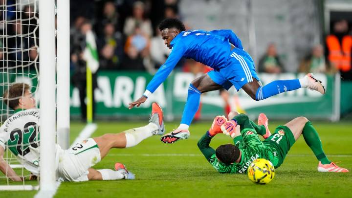 ¿Era falta de Vinicius a Iñaki Peña en el gol de Bellingham? Iturralde González lo explica