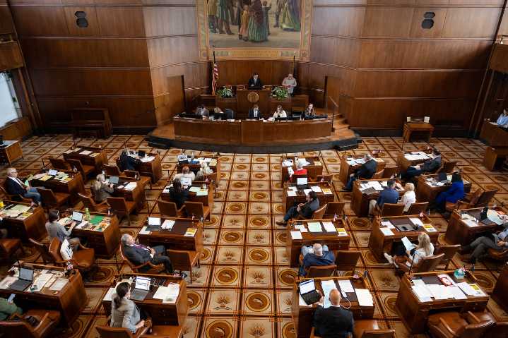 Oregon lawmakers quietly hire their family members with taxpayer money