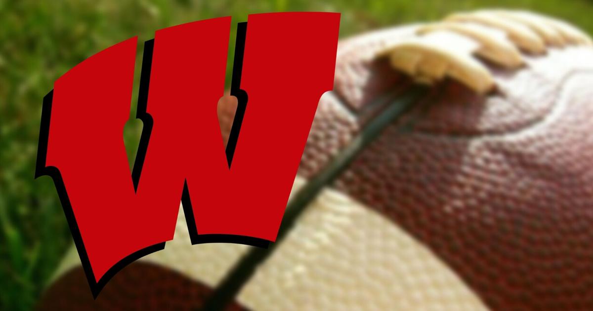 Wisconsin QB Danny O'Neil carted off field after getting injured in upset of No. 24 Washington