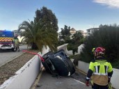 Rescatan a los ocupantes de un coche tras precipitarse en la rampa de un parking en Punta del Moral
