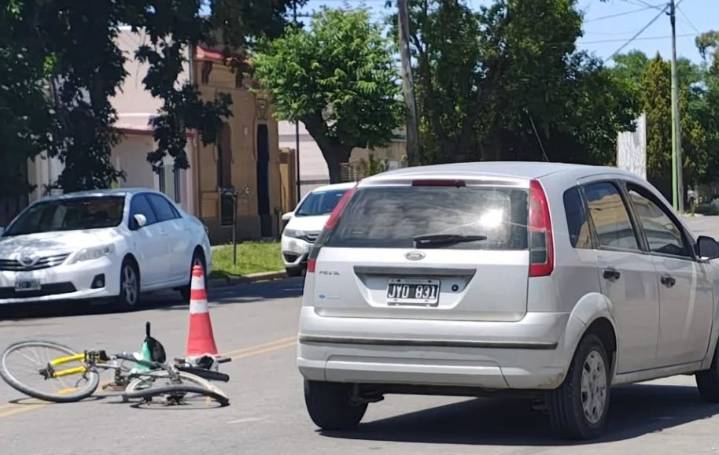 Falleció un ciclista que fue embestido por un auto, este mediodía, en Av Arias 2400