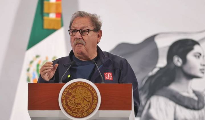 Con lectura de autoras mexicanas, feministas protestan contra visita de Paco Ignacio Taibo II a Chiapas