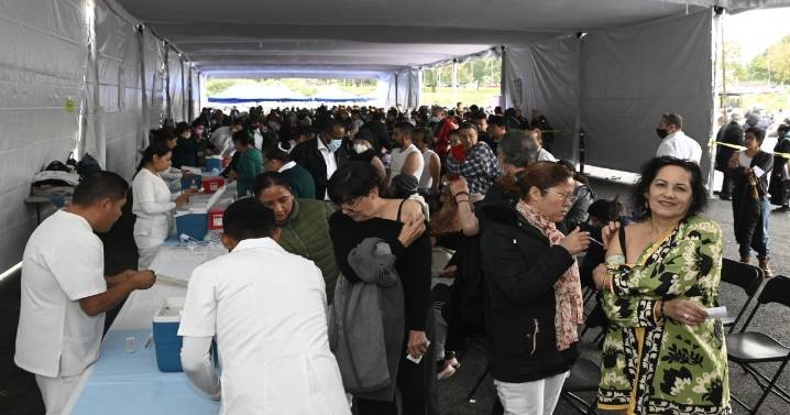 Vacunación en CU se extenderá un día, pero solo para rezagados