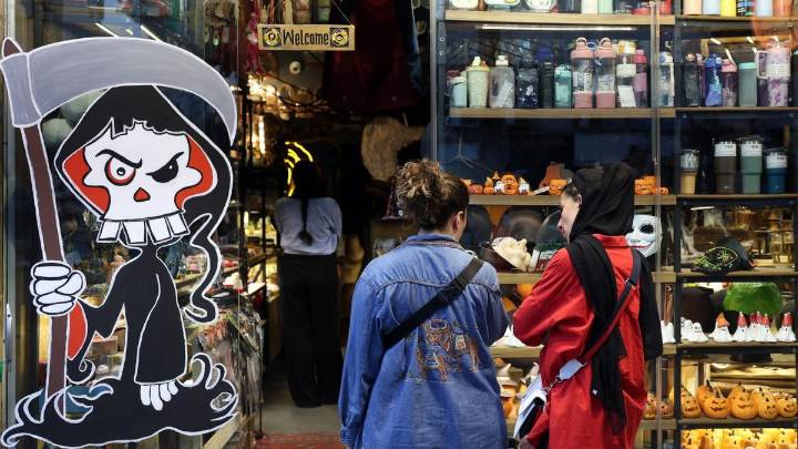 Las mujeres de Irán inician una "revolución cultural" y se quitan el velo ante la debilidad del régimen