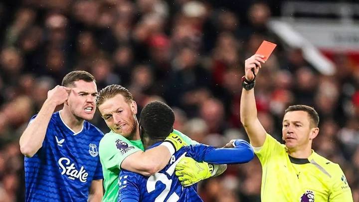 Día de furia en la Premier League: la palabra del jugador que cacheteó a su compañero y vio la roja directa