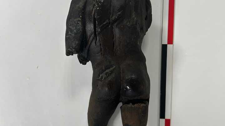 Una talla de madera de Hércules sobrevive 1.700 años sumergida en el centro de Ibiza