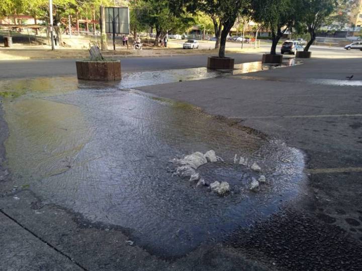Desbordamiento de aguas negras en Centro Comercial Venezuela causa estragos en...