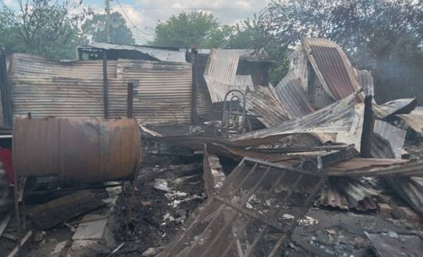 Impresionante incendio en La Plata devoró tres casa y un auto